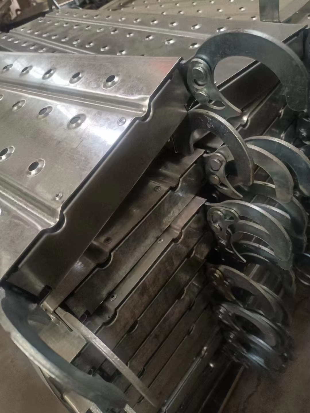 Heyulin Steel Pedal Hook Accessories for Truss Displays Springboard Riveting Welding Locking Hook Sealing Plate