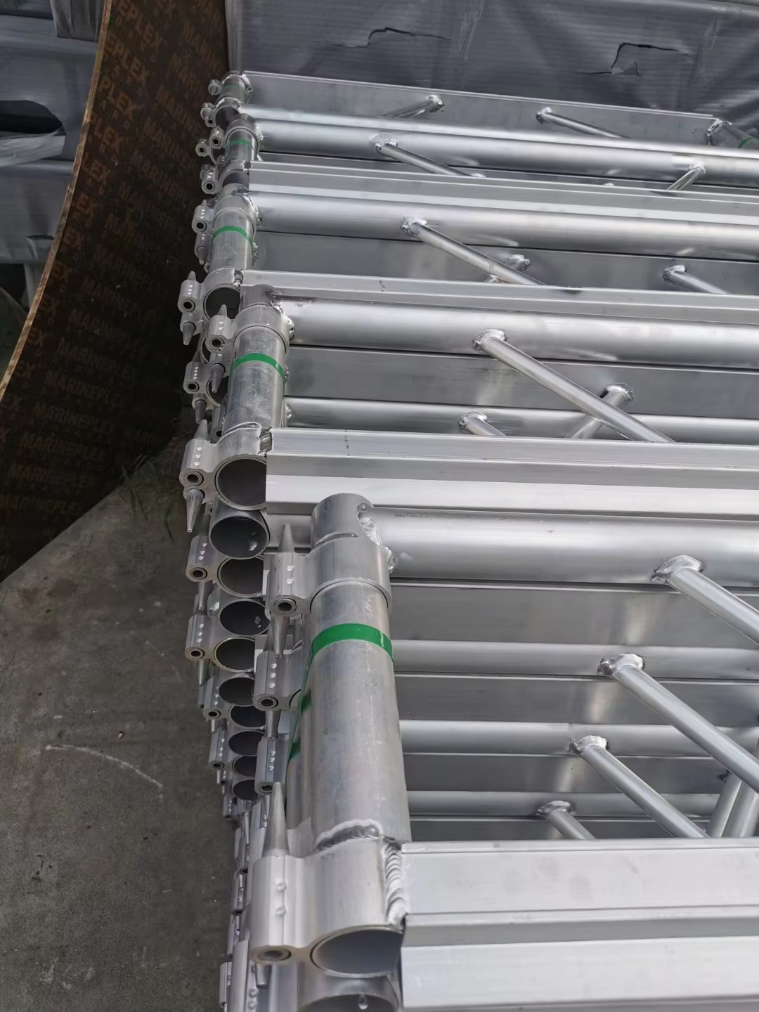 Heyulin Customizable Single Piece Side Frame Aluminum Alloy Stage Accessories with Bolt Truss Inserts Column for Stage